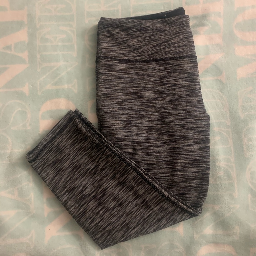 SOLD NWOT VS Sport Capri Leggings Sz L